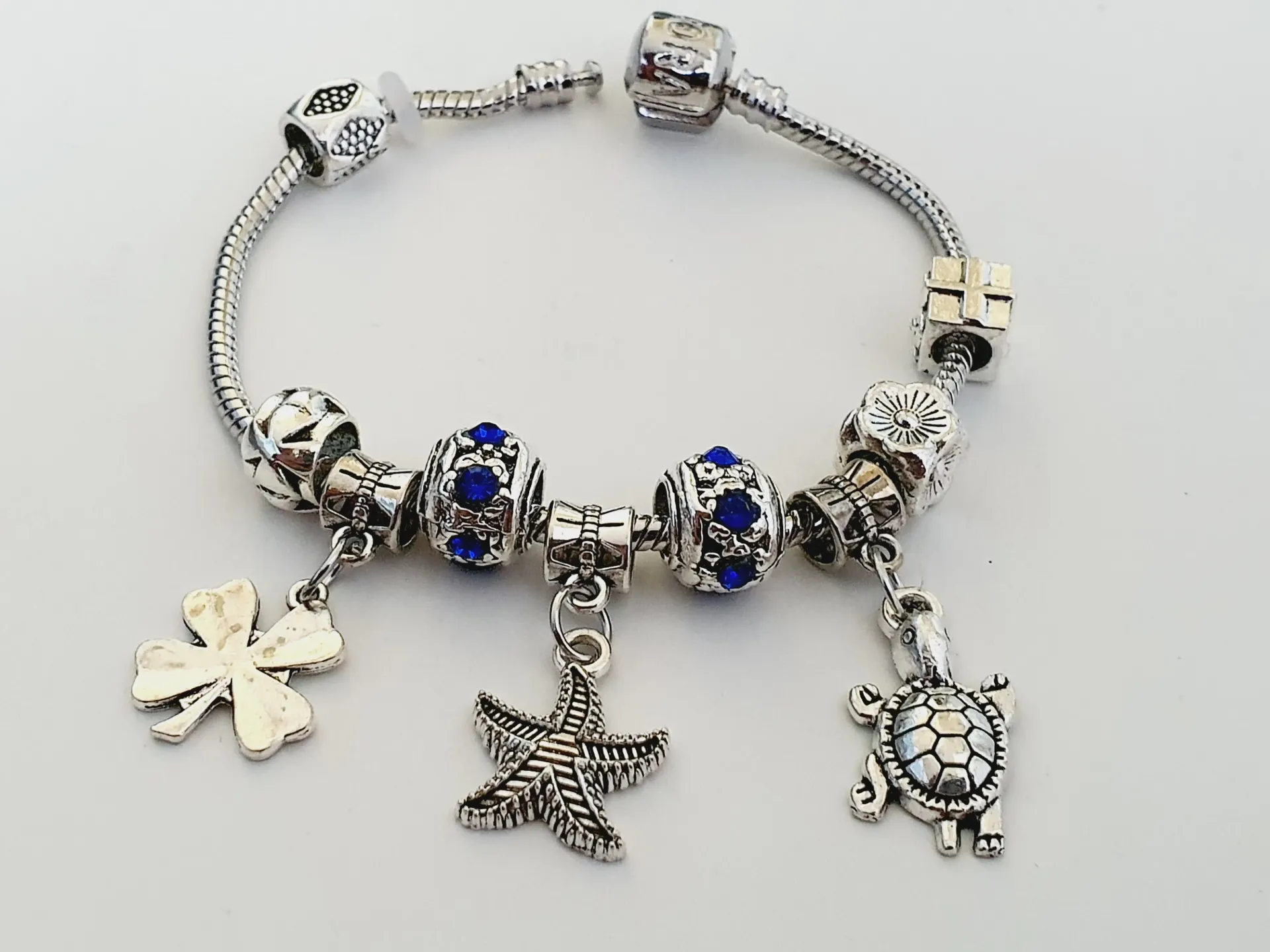 Metal Charm Bracelet (-)